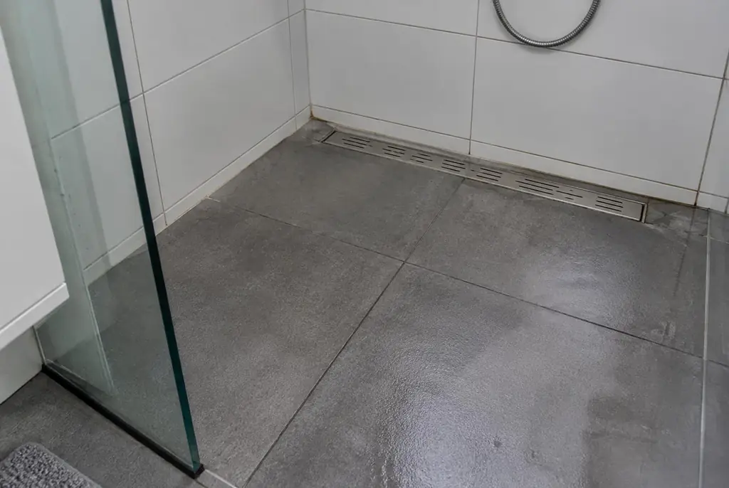 Lekdetectie Barendrecht – lekkende inloopdouche met natte voegen