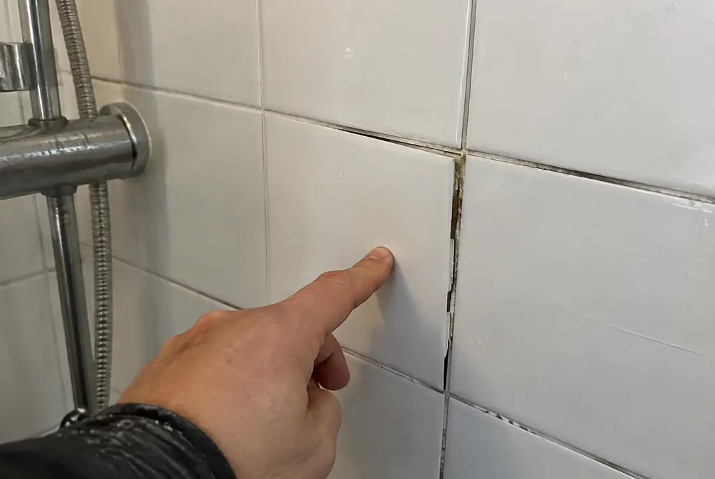 Lekdetectie Barendrecht – losse, holle badkamertegels door een lekkage