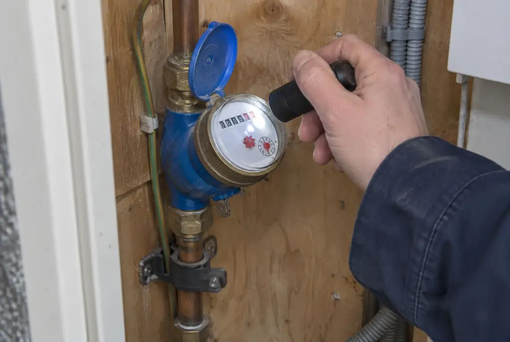Lekdetectie Barendrecht – watermeter in de meterkast controleren met een zaklamp